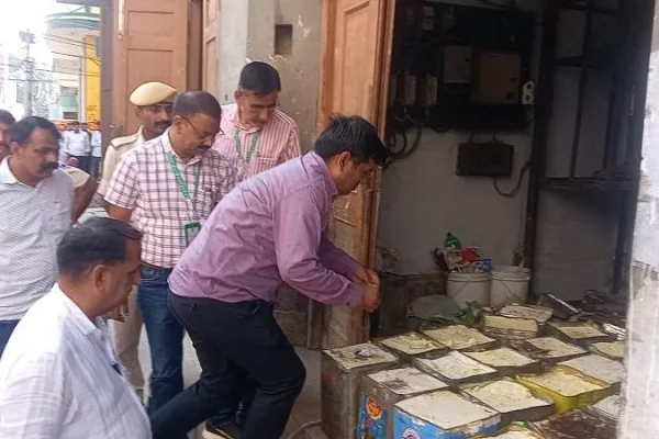शुद्ध आहार, मिलावट पर वार’ अभियान में 600 किलो दूषित मावा और 230 किलो दूषित मिठाई नष्ट