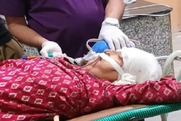 करवाचौथ के दिन पत्नी पर कुल्हाड़ी से हमला, इलाज के दौरान मौत, फरार पति की गिरफ्तारी के लिए मोर्चरी पर धरना