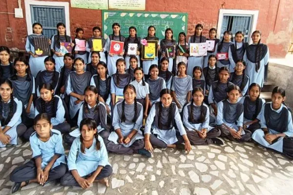 राजकीय बालिका उच्च माध्यमिक विद्यालय में कार्ड मेकिंग प्रतियोगिता, विजेताओं को पुरस्कृत किया गया