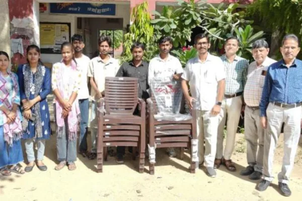 पूर्व विद्यार्थियों ने मनाई ‘हरित दीपावली’, विद्यालय को भेंट की 10 कुर्सियाँ, किया पौधारोपण