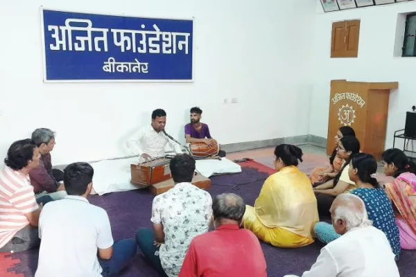 कबीर की निर्गुण वाणी से गूंजा अजित फाउण्डेशन: ‘मोको कहां ढूंढे रे बंदे…’