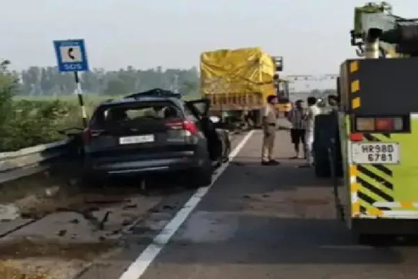ASI के बेटे सहित तीन की मौत, तेज रफ्तार कार ट्रक से टकराई