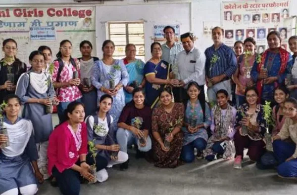 उदय व्यास ने बिन्नानी कन्या विद्यालय में तुलसी के पौधे वितरित किए