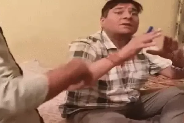 डॉक्टर शराब में धुत्त:बच्चे को दिखाने पहुंचे लोागें ने वीडियो बनाया, दो बोतल भी बरामद
