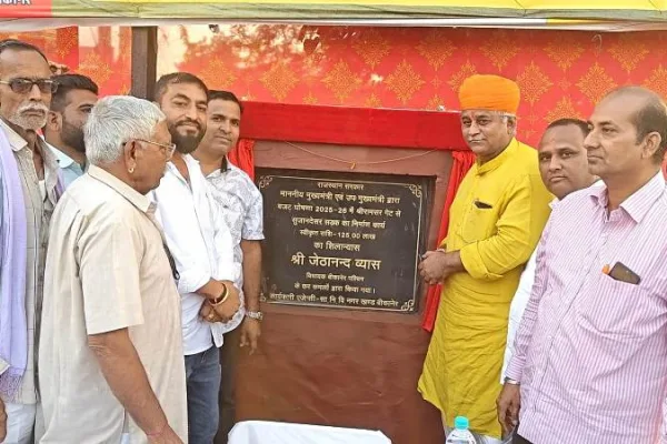 विधायक जेठानंद व्यास ने श्रीरामसर गेट से सुजानदेसर सड़क निर्माण कार्य का किया शिलान्यास