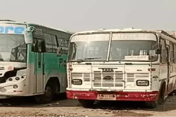 बीकानेर में स्लीपर बसों का चक्का जाम, 200 से अधिक बसें रुकीं; ऑपरेटर्स ने मंत्री सुमित गोदारा को दिया ज्ञापन