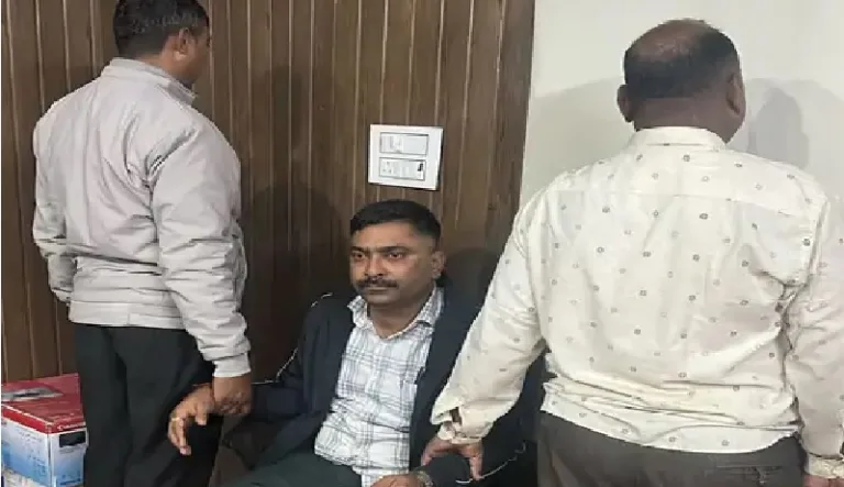 एसीबी का बड़ा धमाका: 20 हजार की रिश्वत लेते कॉन्स्टेबल गिरफ्तार, एसआई फरार