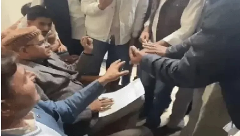 एमजीएसयू में एनएसयूआई का हल्ला बोल, कुलपति कार्यालय का घेराव कर बोले छात्र— ‘साहब, हमारे माता-पिता बड़ी मुश्किल से कमाते हैं, फीस कम करें’