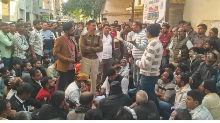 युवती संग सामूहिक दुष्कर्म और हत्या, परिजनों ने शव लेने से किया इनकार, विरोध-प्रदर्शन