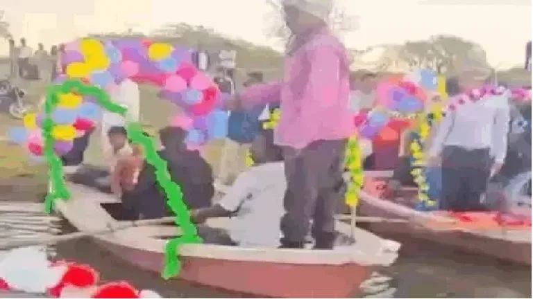 न घोड़ा, न कार… भीलवाड़ा में तालाब के रास्ते निकली ‘नाव-बारात’