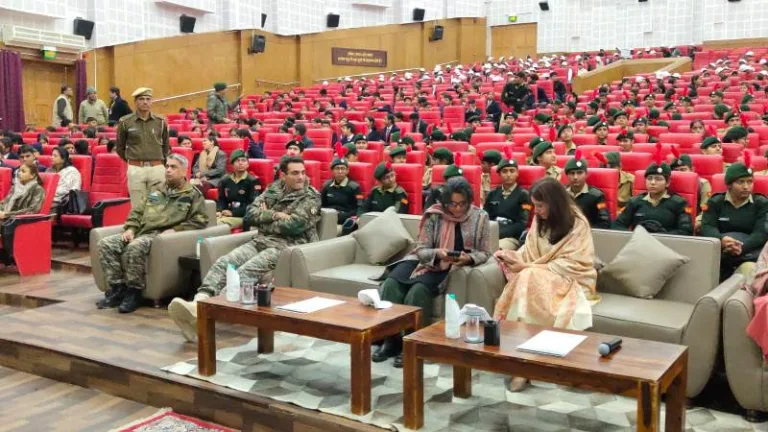 बीकानेर में सेना का शौर्य देख रोमांचित हुईं बेटियां