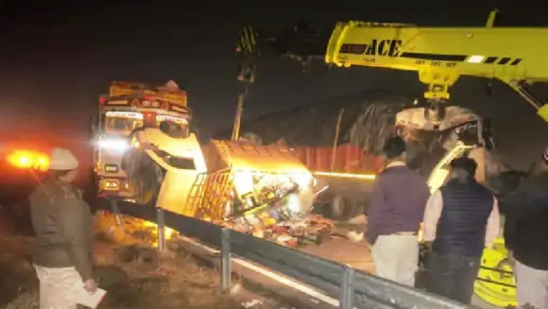 भारतमाला हाईवे पर भीषण सड़क हादसा, अनियंत्रित ट्रेलर ने 8 लोगों को रौंदा; चार की मौत