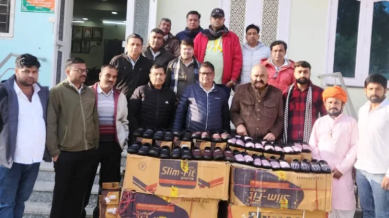 कड़ाके की ठंड में सेवा का संकल्प:,महावीर रांका ने 500 जरूरतमंदों को पहनाए जूते