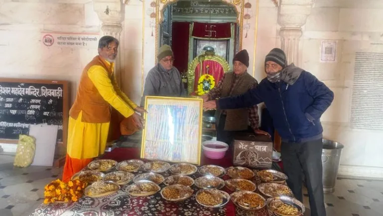 एक साथ 108 मंदिरों में लगा भोग, महंत श्री विमर्शानंद गिरि का हुआ चरण पूजन